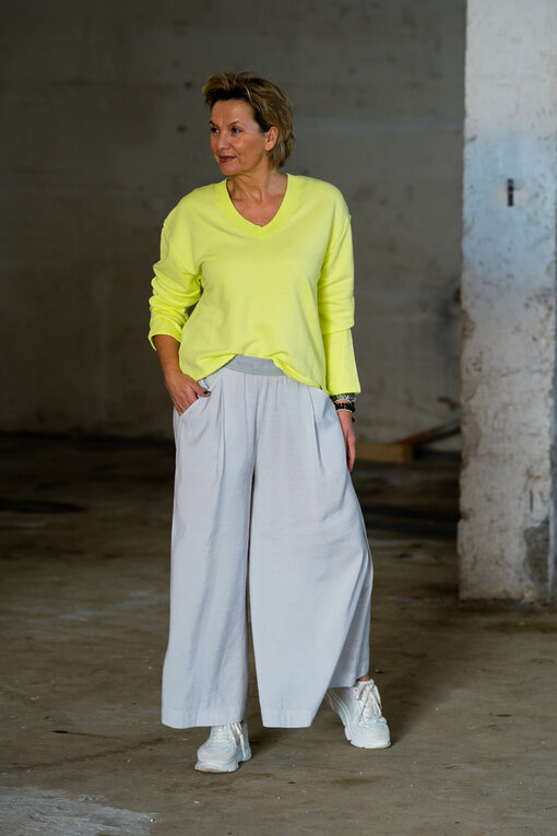 Super Weite Hose “HERMA CASUAL” beton (ER41) / Casual Longsleeve “THALISA” canary (ER22)