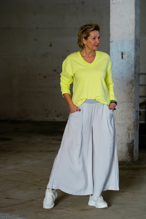 Super Weite Hose “HERMA CASUAL” beton (ER41) / Casual Longsleeve “THALISA” canary (ER22)