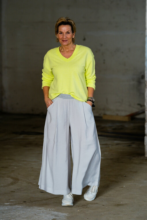 Super Weite Hose “HERMA CASUAL” beton (ER41) / Casual Longsleeve “THALISA” canary (ER22)