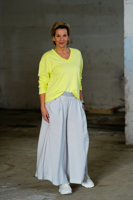 Super Weite Hose “HERMA CASUAL” beton (ER41) / Casual Longsleeve “THALISA” canary (ER22)