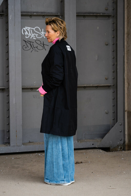 Jacke im Blouson Stil "OHIO" (SE03) / Kuscheliger Strickpullover "FRANCIS" bublegum (GW208) / Weite Cargo Jeans "LILLI" - radiant blue (ER11)