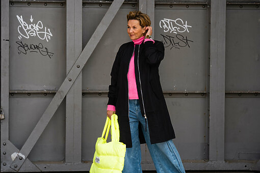 Jacke im Blouson Stil "OHIO" (SE03) / Kuscheliger Strickpullover "FRANCIS" bublegum (GW208) / Weite Cargo Jeans "LILLI" - radiant blue (ER11)/Puffer Weekend Bag "AMORA" new lime (SE08)