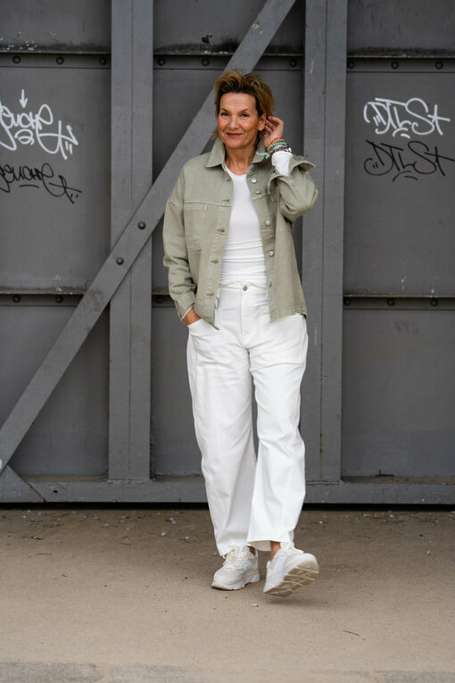 Jeanshemd “STEFFI JACKET” (WB08) / O-Shape Pants “ISABELLA” – offwhite (ER04) /Softes Langarmshirt “LOLA” (WB04)