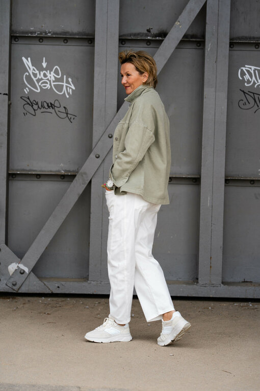 Jeanshemd “STEFFI JACKET” (WB08) / O-Shape Pants “ISABELLA” – offwhite (ER04) /Softes Langarmshirt “LOLA” (WB04)