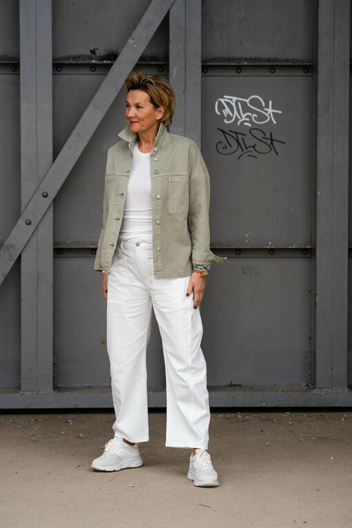 Jeanshemd “STEFFI JACKET” (WB08) / O-Shape Pants “ISABELLA” – offwhite (ER04) /Softes Langarmshirt “LOLA” (WB04)