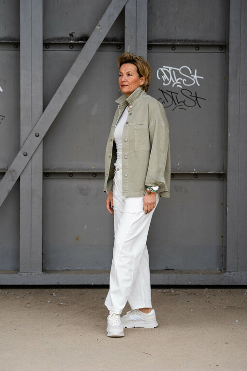 Jeanshemd “STEFFI JACKET” (WB08) / O-Shape Pants “ISABELLA” – offwhite (ER04) /Softes Langarmshirt “LOLA” (WB04)