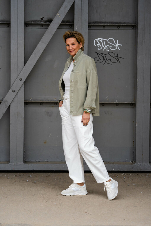 Jeanshemd “STEFFI JACKET” (WB08) / O-Shape Pants “ISABELLA” – offwhite (ER04) /Softes Langarmshirt “LOLA” (WB04)