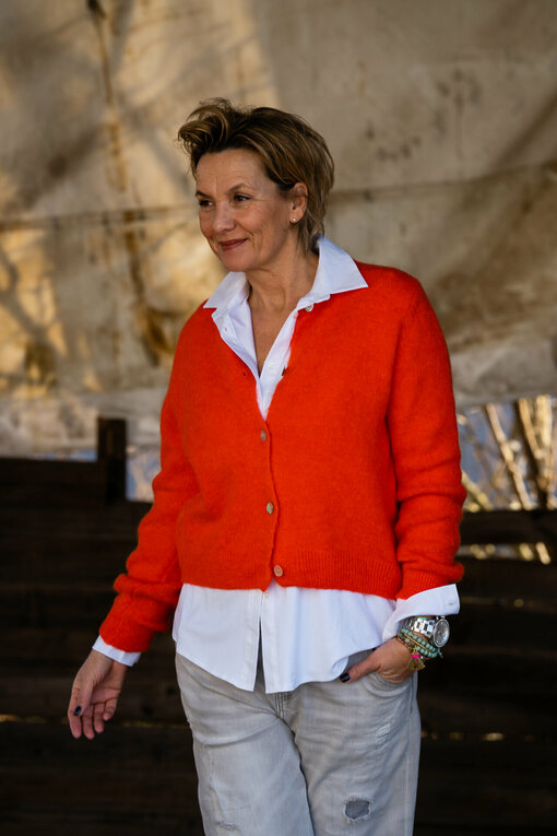 Kuschelige Strickjacke “NELE” orange (GW214) / Vollelastische Hemdbluse “INGRID” weiß (HB03)