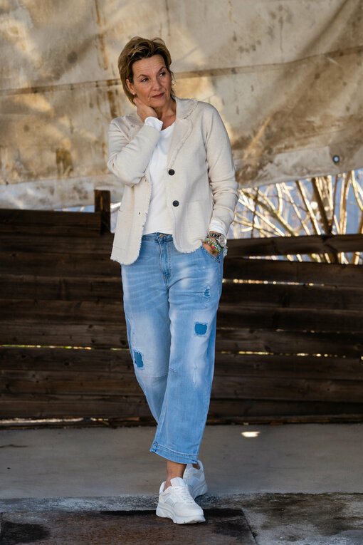 Jeans “NANCY” – jeansblau (H47) /Langarmshirt “EVA” wollweiß (BA81) / Feinstrick - Blazer "NOEMI" beige (GW79)