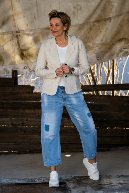 Jeans “NANCY” – jeansblau (H47) /Langarmshirt “EVA” wollweiß (BA81) / Feinstrick - Blazer "NOEMI" beige (GW79)