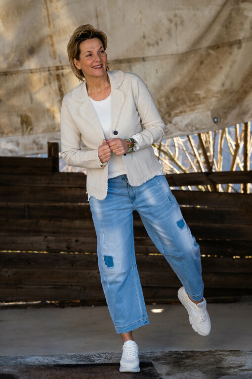 Jeans “NANCY” – jeansblau (H47) /Langarmshirt “EVA” wollweiß (BA81) / Feinstrick - Blazer "NOEMI" beige (GW79)