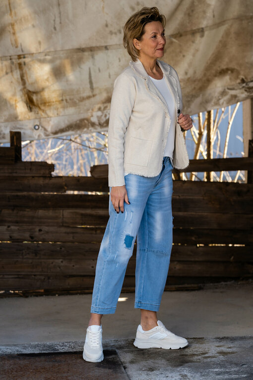 Jeans “NANCY” – jeansblau (H47) /Langarmshirt “EVA” wollweiß (BA81) / Feinstrick - Blazer "NOEMI" beige (GW79)