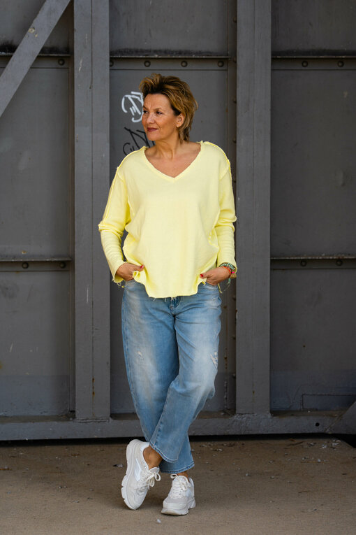 Cooles Sweatshirt "SAMANTHA" sonnengelb(GW13)/Jeans “YOANA” – berry blue (ER17)/ Low Top Sneaker “MELISSA” – cream