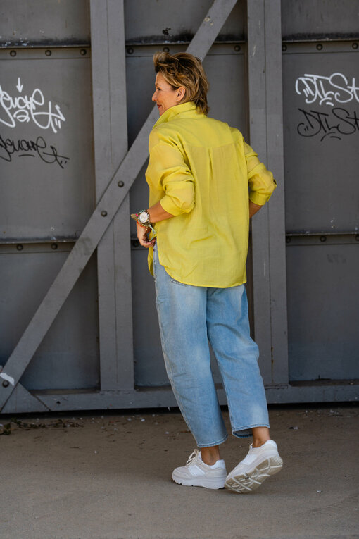 Transparente Bluse "EVELYNE" pistazie (HB05) / Jeans “YOANA” – berry blue (ER17)/ Low Top Sneaker “MELISSA” – cream