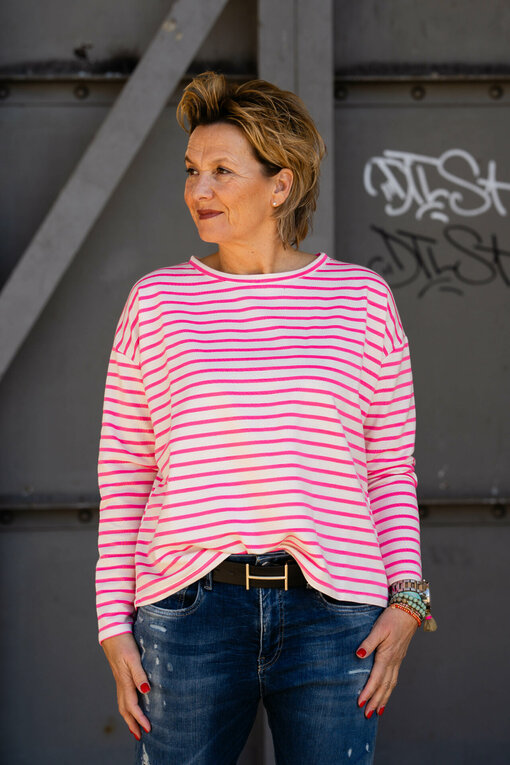 Gestreiftes Langarmshirt "SABINA" pink/creme (GW03) / Jeans "LEONA" - queen blue (ER06) / Ledergürtel ohne Schließe (UJ01)/ Gürtelschließen (UJ02)