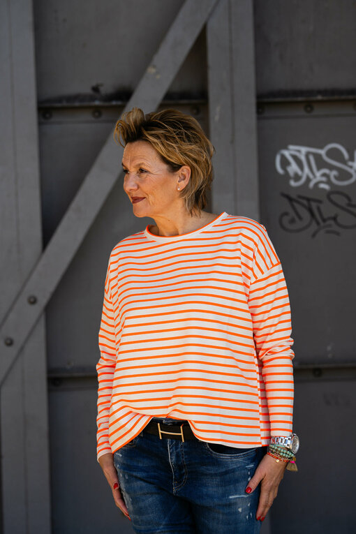 Gestreiftes Langarmshirt "SABINA" neon orange/creme (GW03) / Jeans "LEONA" - queen blue (ER06) / Ledergürtel ohne Schließe (UJ01)/ Gürtelschließen (UJ02)