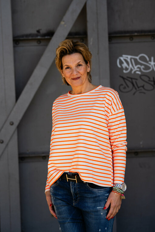 Gestreiftes Langarmshirt "SABINA" neon orange/creme (GW03) / Jeans "LEONA" - queen blue (ER06) / Ledergürtel ohne Schließe (UJ01)/ Gürtelschließen (UJ02)