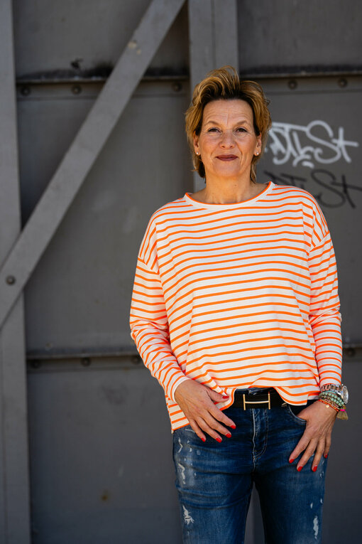 Gestreiftes Langarmshirt "SABINA" neon orange/creme (GW03) / Jeans "LEONA" - queen blue (ER06) / Ledergürtel ohne Schließe (UJ01)/ Gürtelschließen (UJ02)