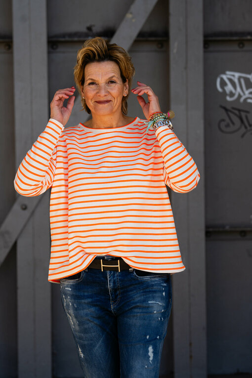 Gestreiftes Langarmshirt "SABINA" neon orange/creme (GW03) / Jeans "LEONA" - queen blue (ER06) / Ledergürtel ohne Schließe (UJ01)/ Gürtelschließen (UJ02)