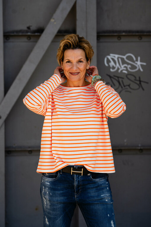 Gestreiftes Langarmshirt "SABINA" neon orange/creme (GW03) / Jeans "LEONA" - queen blue (ER06) / Ledergürtel ohne Schließe (UJ01)/ Gürtelschließen (UJ02)