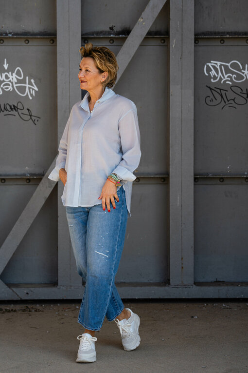 Transparente Bluse "EVELYNE" grau/blau (HB05) / Jeans "YOANA" - steel blue (ER28) / Low Top Sneaker “MELISSA” – cream