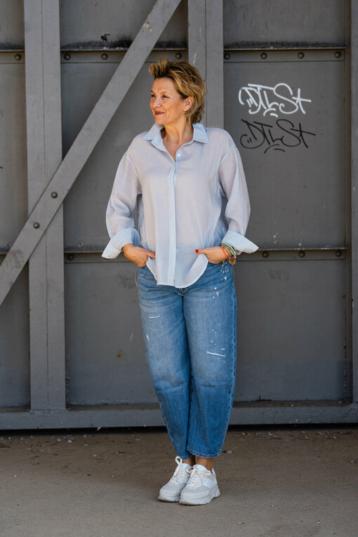 Transparente Bluse "EVELYNE" grau/blau (HB05) / Jeans "YOANA" - steel blue (ER28) / Low Top Sneaker “MELISSA” – cream