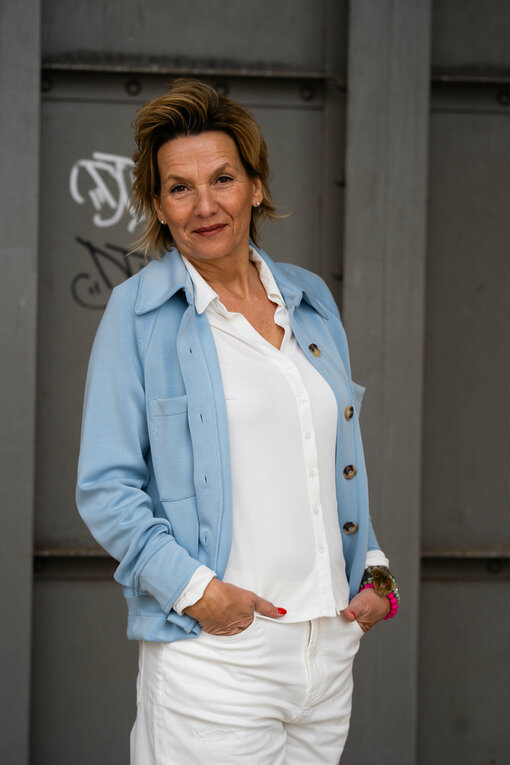 Soft Touch Kurzjacke “DILARA” hellblau (GW21) /Jeans “KALEA” – offwhite (ER08)